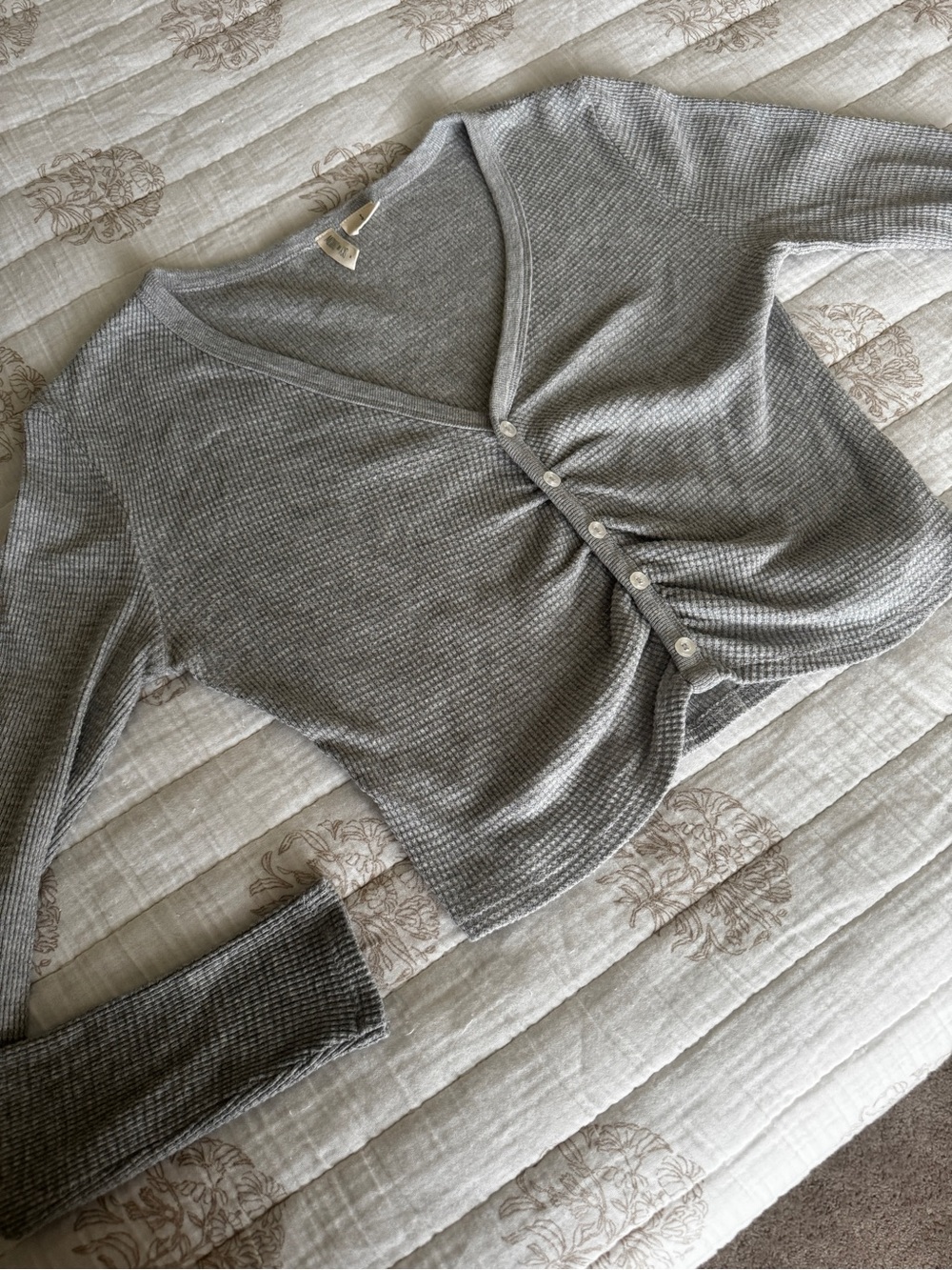 Sky and Sparrow Light Gray Waffle-Knit Button Front Long Sleeve Top